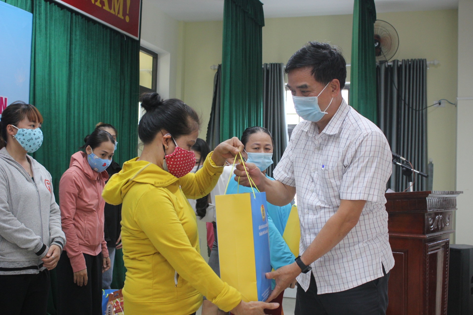 Người lao động khó khăn tại các Tổ công nhân tự quản Sơn Trà nhận quà của LĐLĐ Đà Nẵng Người lao động khó khăn tại các Tổ công nhân tự quản Sơn Trà nhận quà của LĐLĐ Đà Nẵng