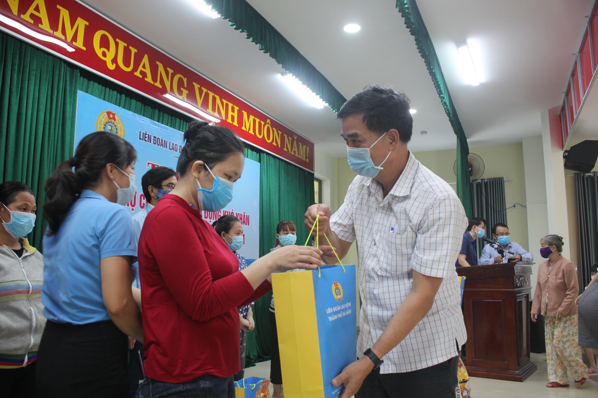 Người lao động khó khăn tại các Tổ công nhân tự quản Sơn Trà nhận quà của LĐLĐ Đà Nẵng Người lao động khó khăn tại các Tổ công nhân tự quản Sơn Trà nhận quà của LĐLĐ Đà Nẵng