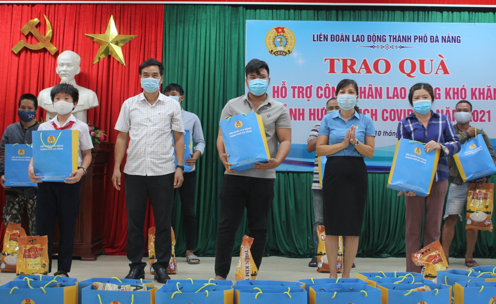 Người lao động khó khăn tại các Tổ công nhân tự quản Sơn Trà nhận quà của LĐLĐ Đà Nẵng Người lao động khó khăn tại các Tổ công nhân tự quản Sơn Trà nhận quà của LĐLĐ Đà Nẵng