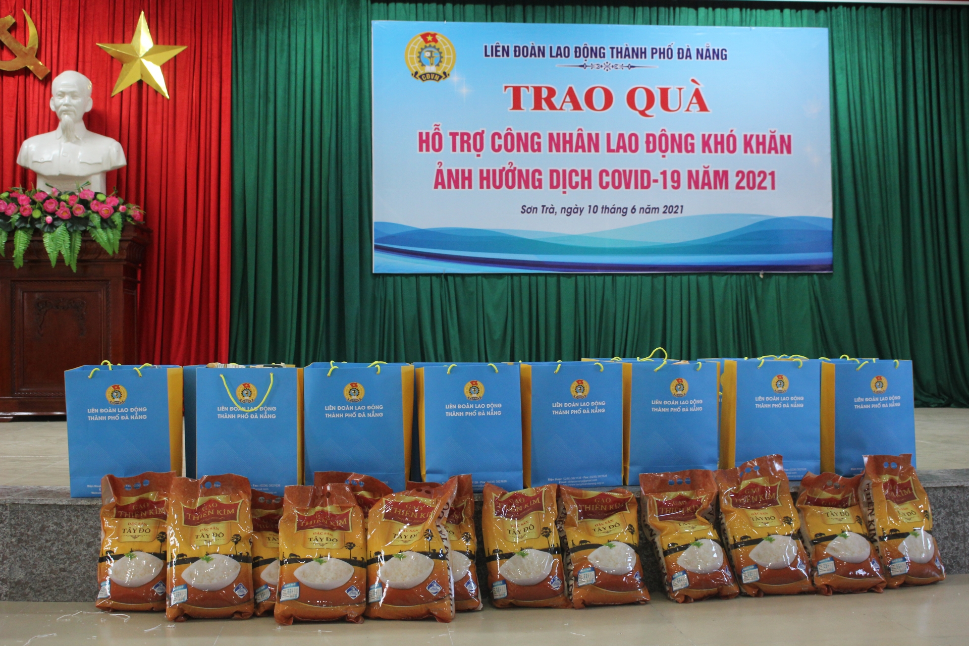 Người lao động khó khăn tại các Tổ công nhân tự quản Sơn Trà nhận quà của LĐLĐ Đà Nẵng Người lao động khó khăn tại các Tổ công nhân tự quản Sơn Trà nhận quà của LĐLĐ Đà Nẵng