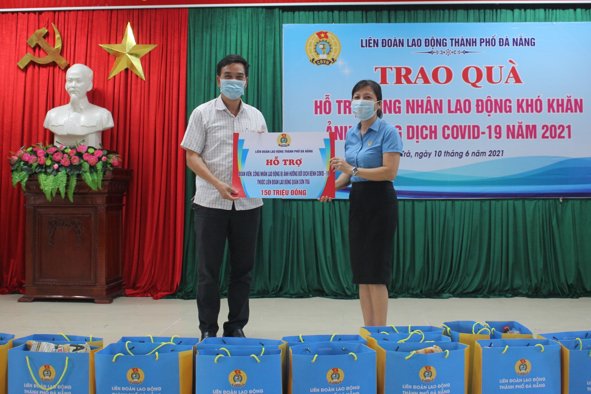 Người lao động khó khăn tại các Tổ công nhân tự quản Sơn Trà nhận quà của LĐLĐ Đà Nẵng Người lao động khó khăn tại các Tổ công nhân tự quản Sơn Trà nhận quà của LĐLĐ Đà Nẵng