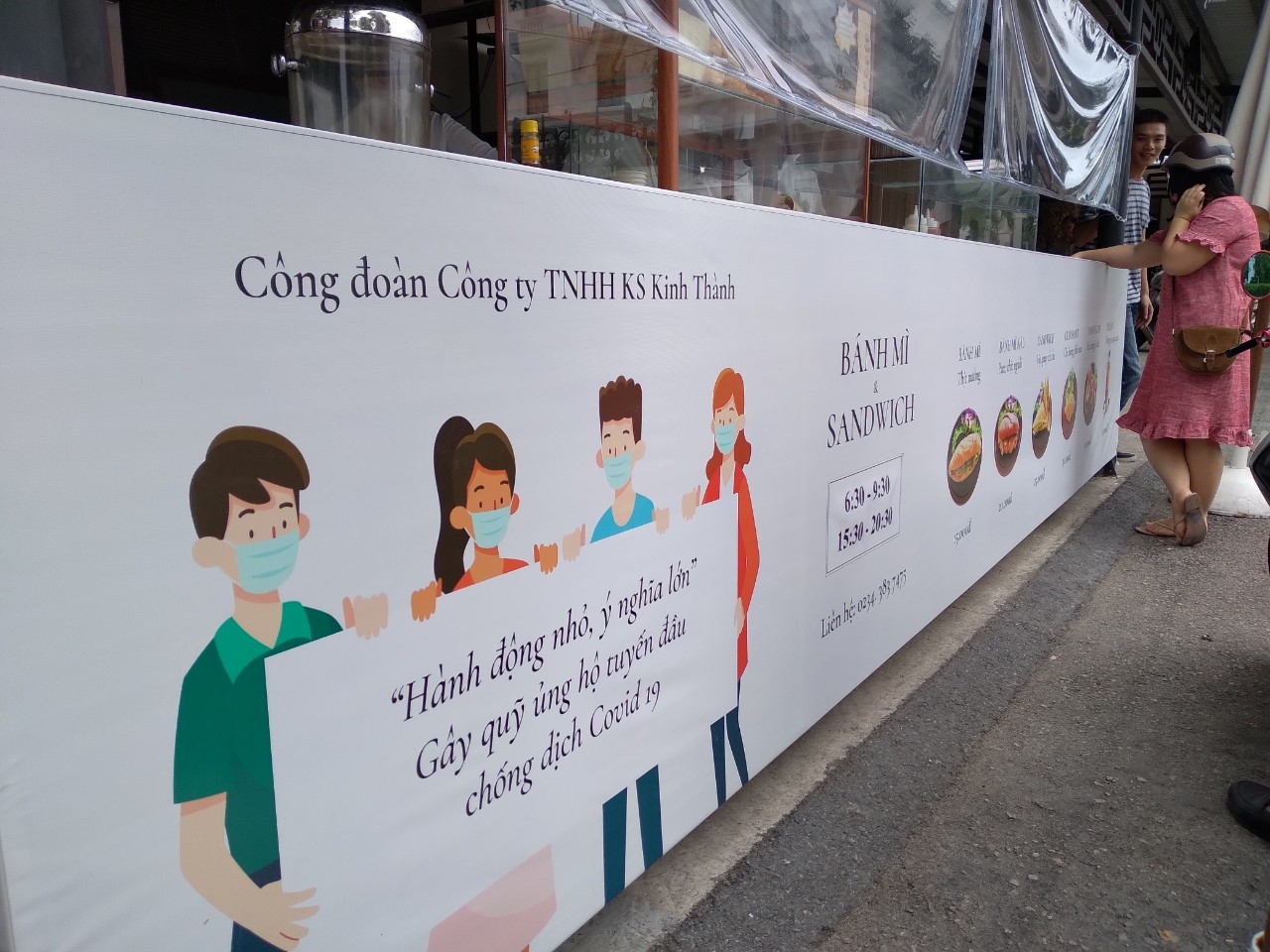 Bán bánh mì ủng hộ tuyến đầu chống dịch