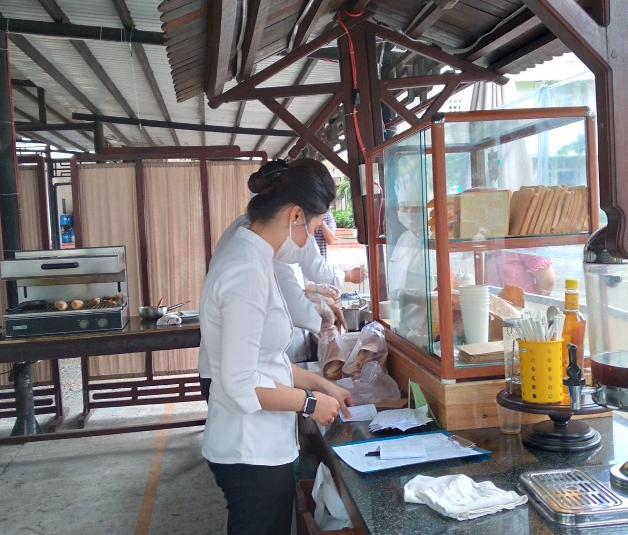 Bán bánh mì ủng hộ tuyến đầu chống dịch