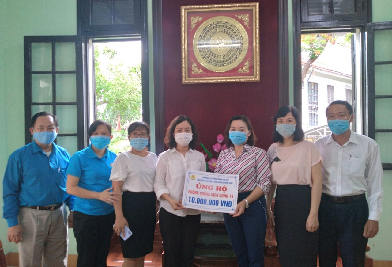 Bán bánh mì ủng hộ tuyến đầu chống dịch