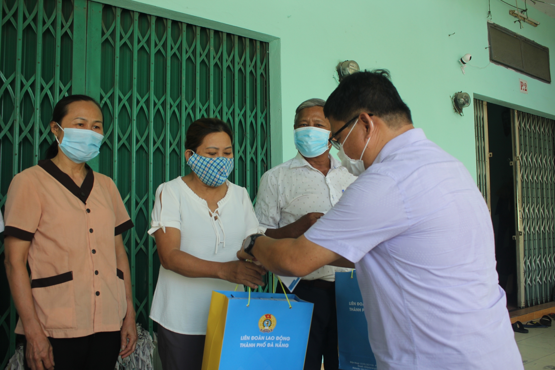 Thăm, tặng quà Ban điều hành Tổ công nhân tự quản khu nhà trọ Sơn Trà và Cẩm Lệ