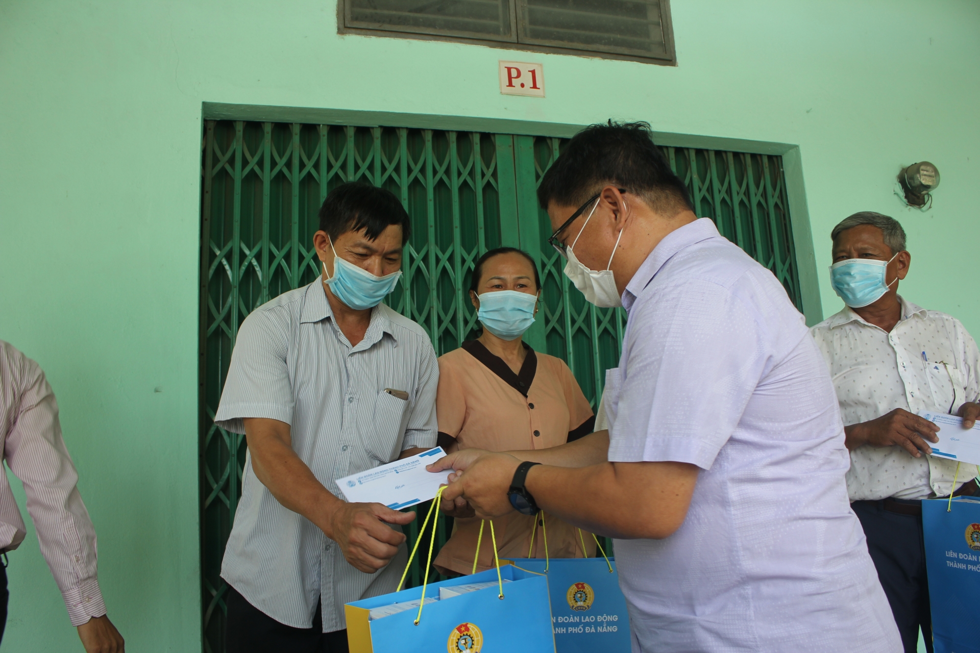 Thăm, tặng quà Ban điều hành Tổ công nhân tự quản khu nhà trọ Sơn Trà và Cẩm Lệ