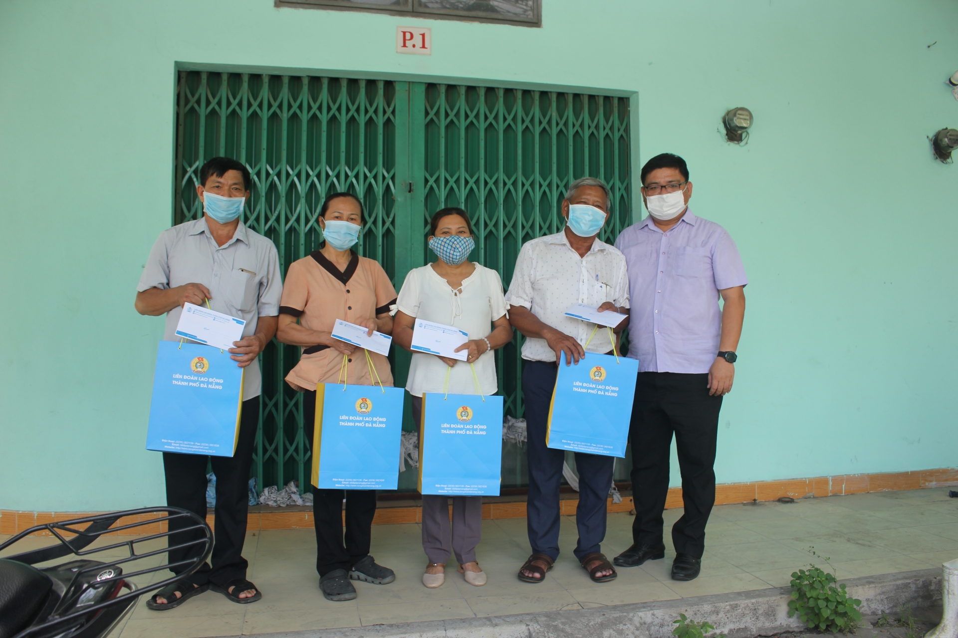 Thăm, tặng quà Ban điều hành Tổ công nhân tự quản khu nhà trọ Sơn Trà và Cẩm Lệ