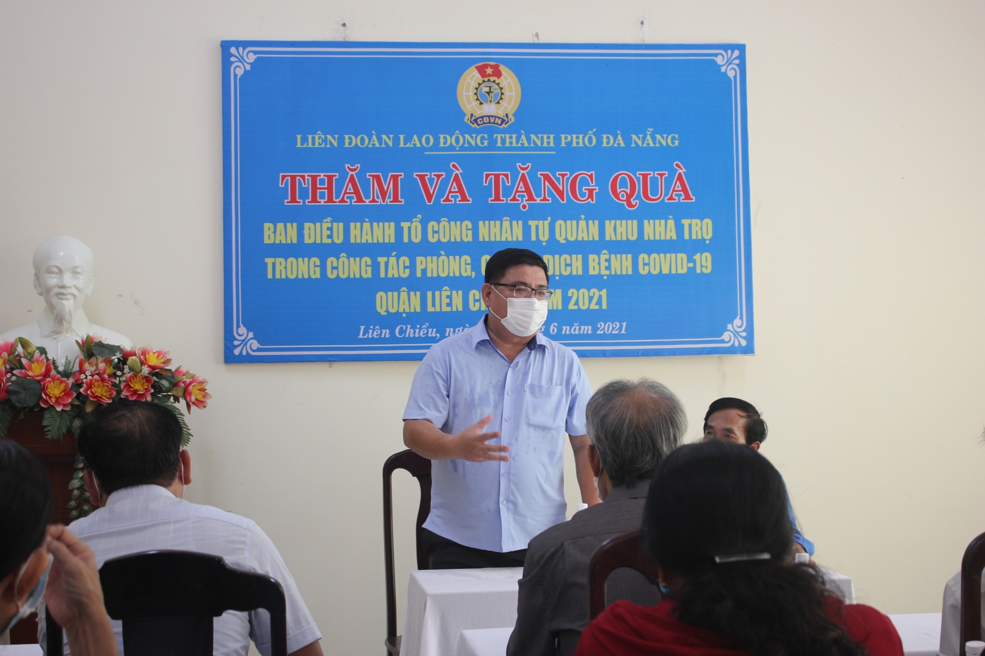 Trao quà cho Tổ công nhân tự quản khu nhà trọ tại Liên Chiểu và Hòa Vang