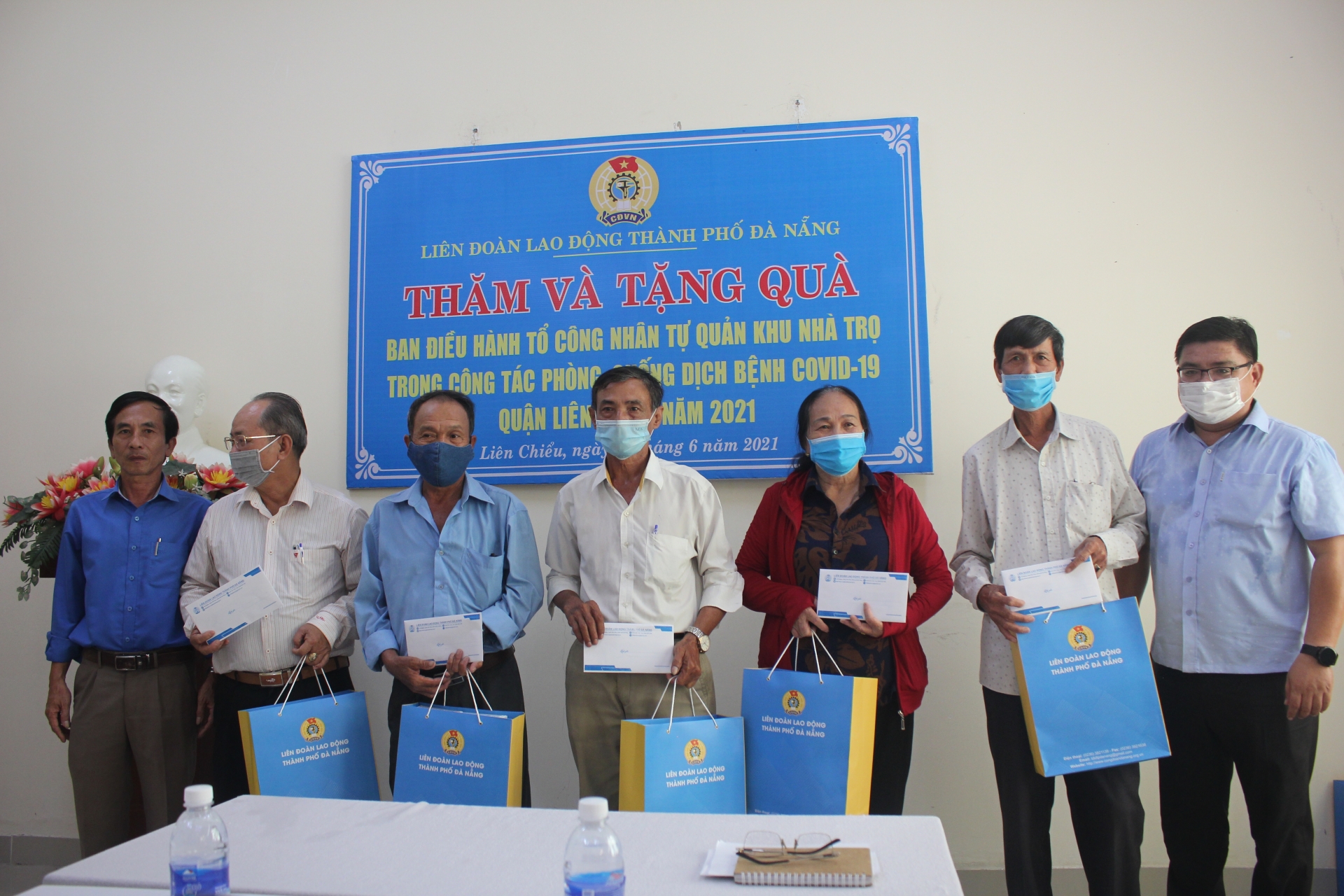 Trao quà cho Tổ công nhân tự quản khu nhà trọ tại Liên Chiểu và Hòa Vang