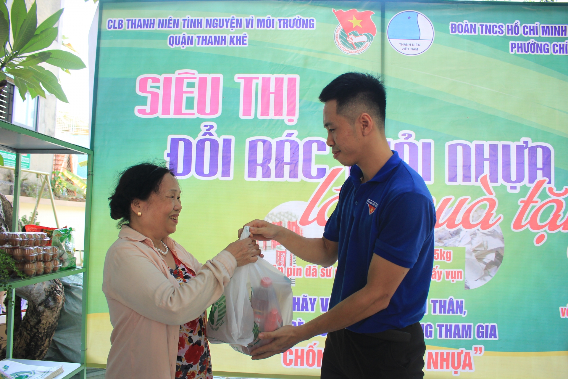 Đổi rác lấy quà - Những hành động nhỏ thay đổi thói quen lớn