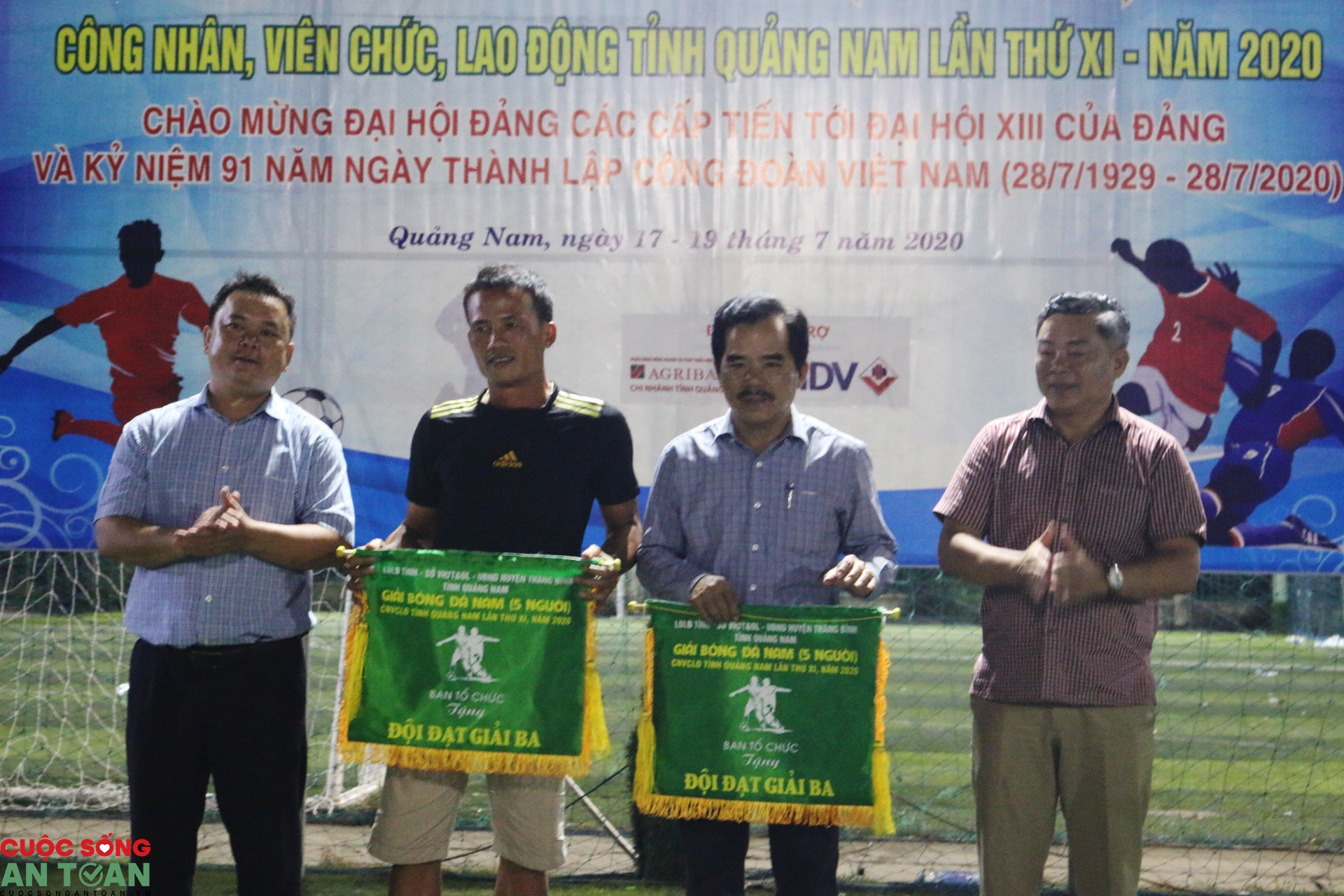 soi noi giai bong da nam cong nhan vien chuc lao dong tinh quang nam