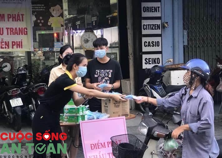 Đà Nẵng tặng khẩu trang miễn phí cùng nhau vượt dịch da nang tang khau trang mien phi cung nhau vuot dich