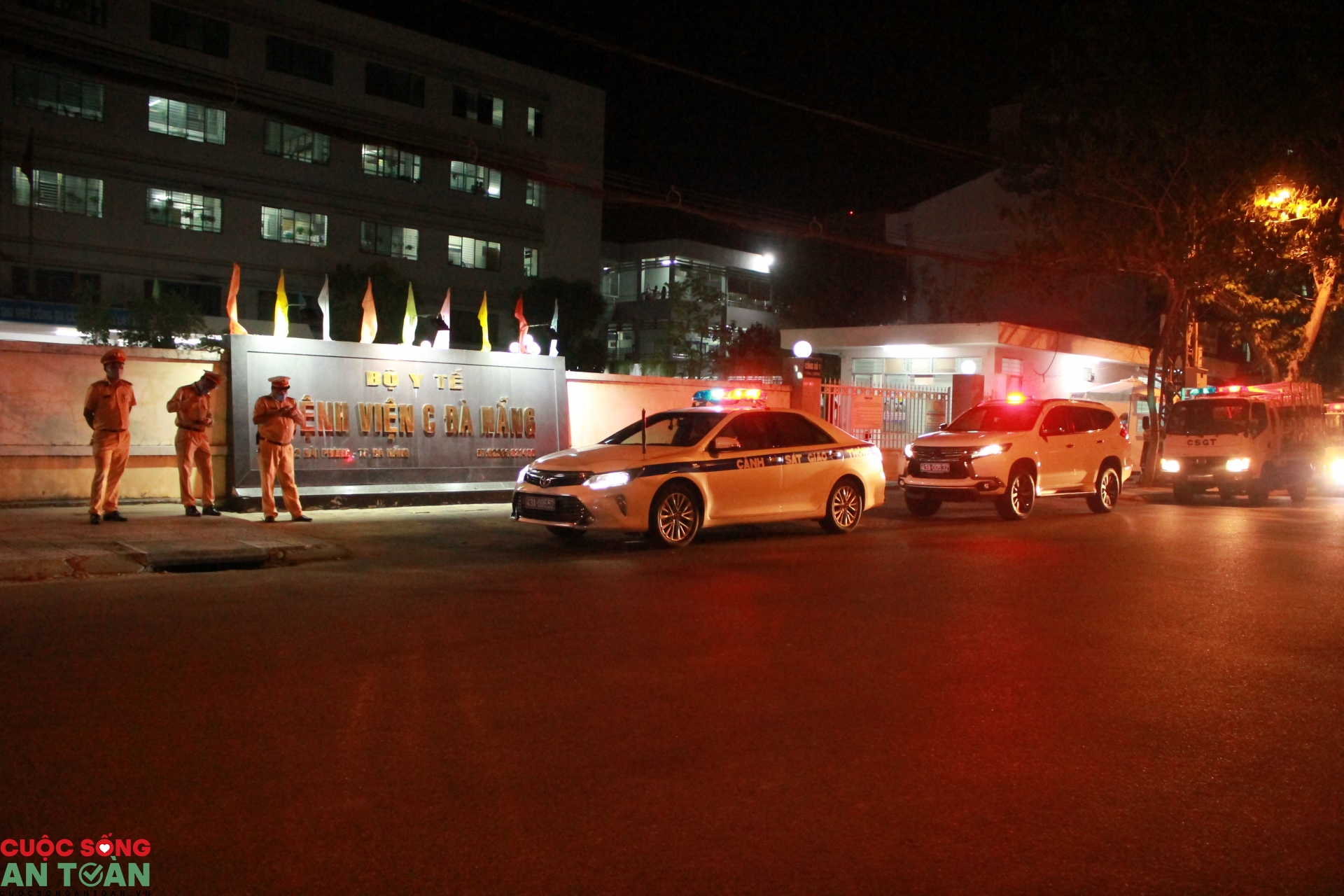 Đà Nẵng: Những hình ảnh đầu tiên về thời điểm phong tỏa 4 tuyến đường quanh 3 bệnh viện da nang nhung hinh anh dau tien ve thoi diem phong toa 4 tuyen duong quanh 3 benh vien