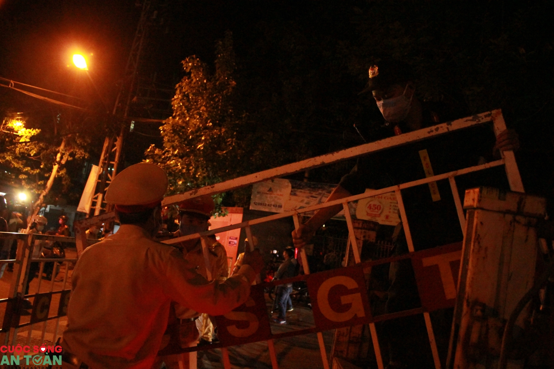 Đà Nẵng: Những hình ảnh đầu tiên về thời điểm phong tỏa 4 tuyến đường quanh 3 bệnh viện da nang nhung hinh anh dau tien ve thoi diem phong toa 4 tuyen duong quanh 3 benh vien