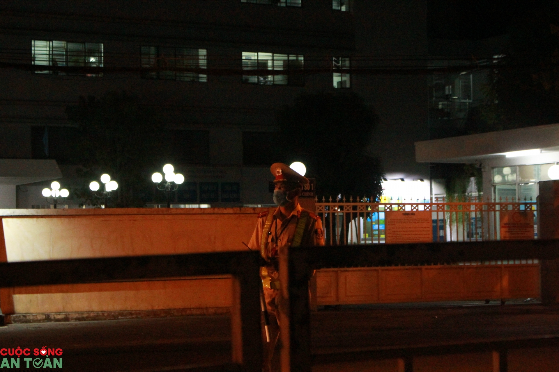 Đà Nẵng: Những hình ảnh đầu tiên về thời điểm phong tỏa 4 tuyến đường quanh 3 bệnh viện da nang nhung hinh anh dau tien ve thoi diem phong toa 4 tuyen duong quanh 3 benh vien