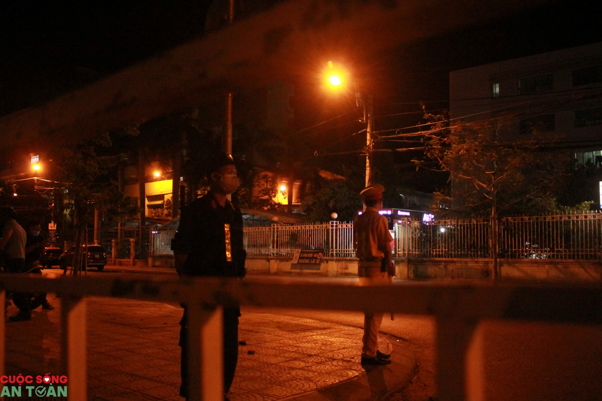 Đà Nẵng: Những hình ảnh đầu tiên về thời điểm phong tỏa 4 tuyến đường quanh 3 bệnh viện da nang nhung hinh anh dau tien ve thoi diem phong toa 4 tuyen duong quanh 3 benh vien