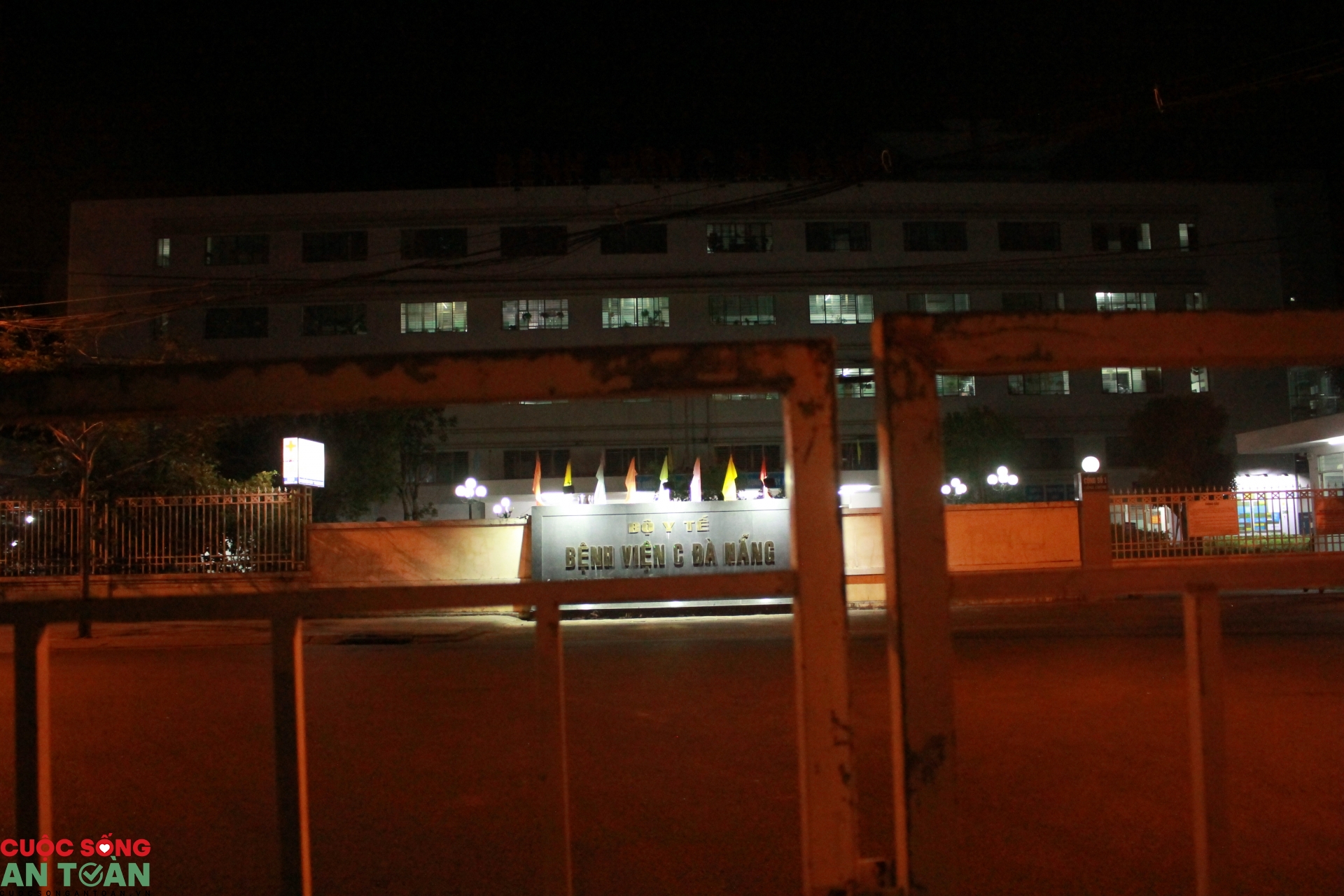 Đà Nẵng: Những hình ảnh đầu tiên về thời điểm phong tỏa 4 tuyến đường quanh 3 bệnh viện da nang nhung hinh anh dau tien ve thoi diem phong toa 4 tuyen duong quanh 3 benh vien