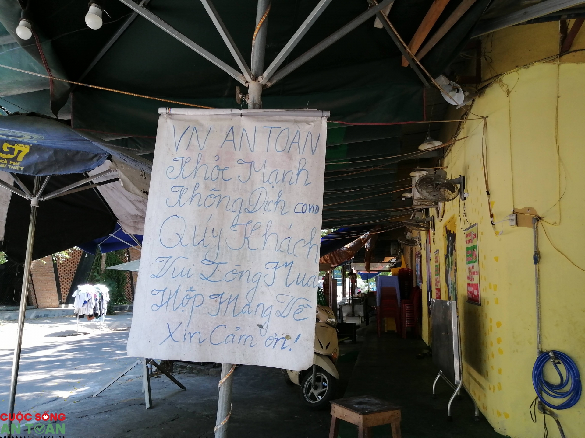 nhieu cua hang quan an da nang tranh thu truoc gio cam ban mang ve