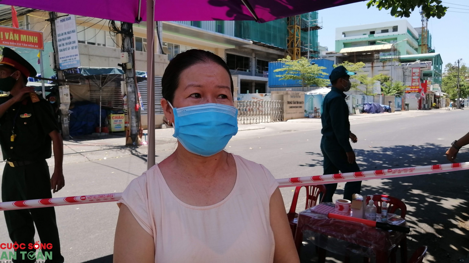 Nước mắt người mẹ có con chạy thận trong khu cách ly nuoc mat nguoi me co con chay than trong khu cach ly