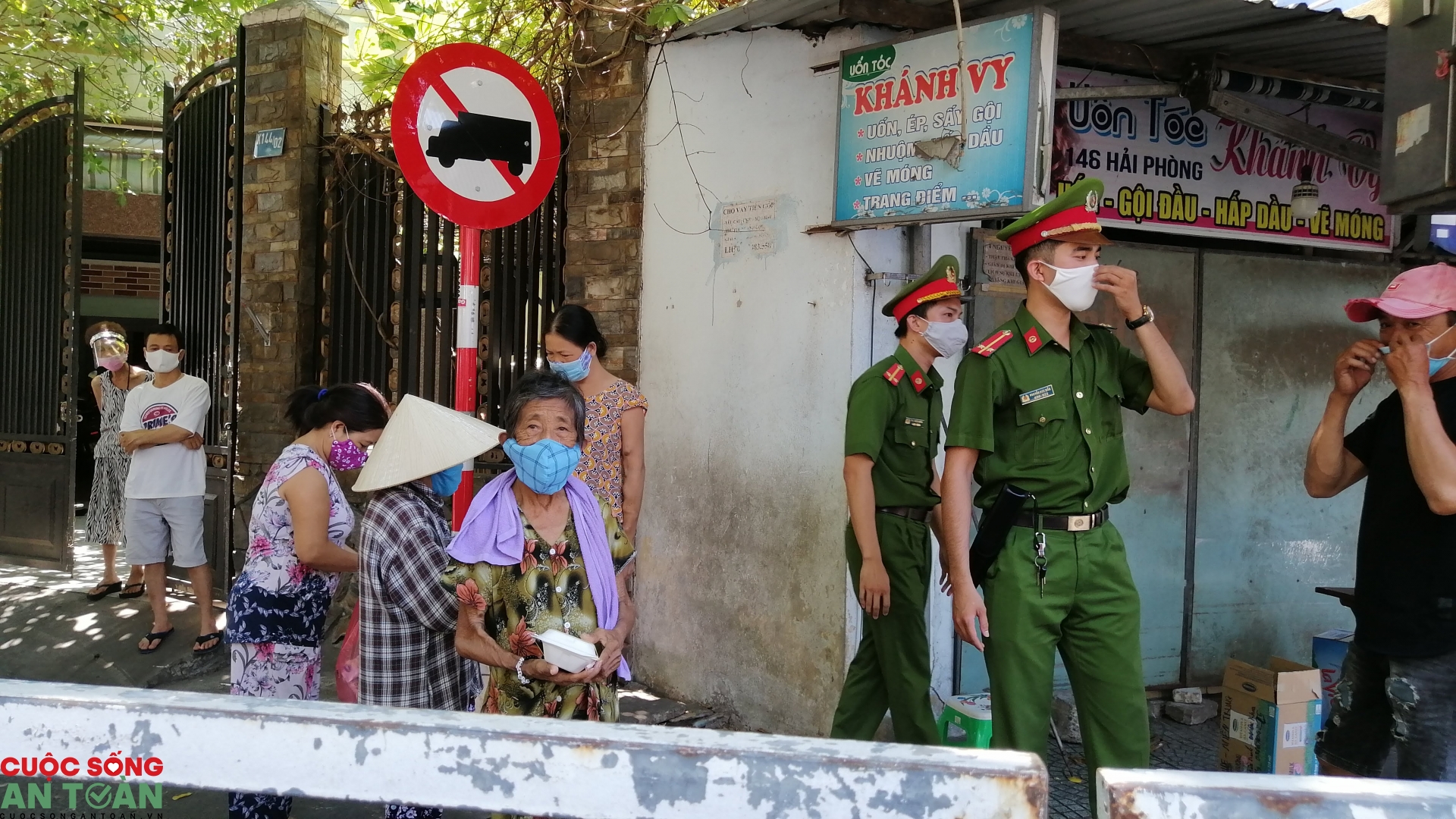 Nước mắt người mẹ có con chạy thận trong khu cách ly nuoc mat nguoi me co con chay than trong khu cach ly