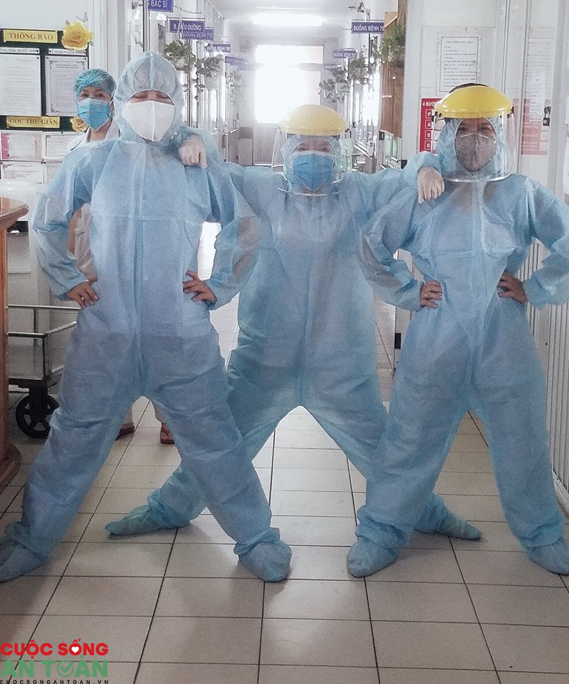 Các "chiến sĩ" áo trắng lạc quan trong khu cách ly cac chien si ao trang lac quan trong khu cach ly