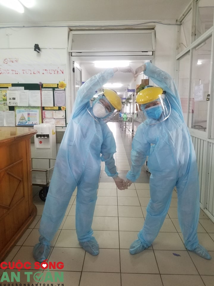 Các "chiến sĩ" áo trắng lạc quan trong khu cách ly cac chien si ao trang lac quan trong khu cach ly