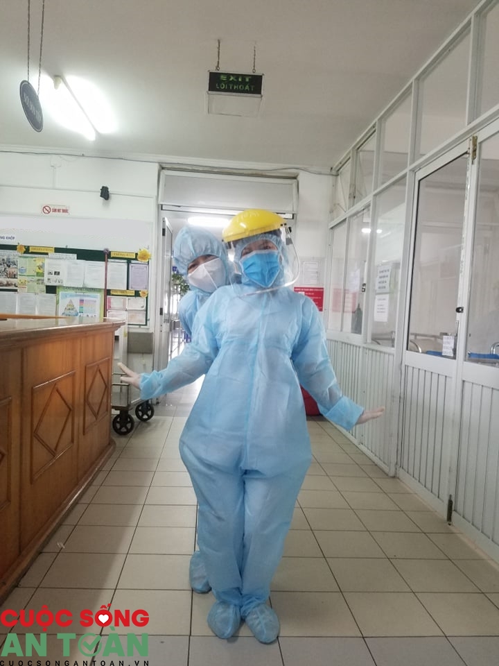 Các "chiến sĩ" áo trắng lạc quan trong khu cách ly cac chien si ao trang lac quan trong khu cach ly