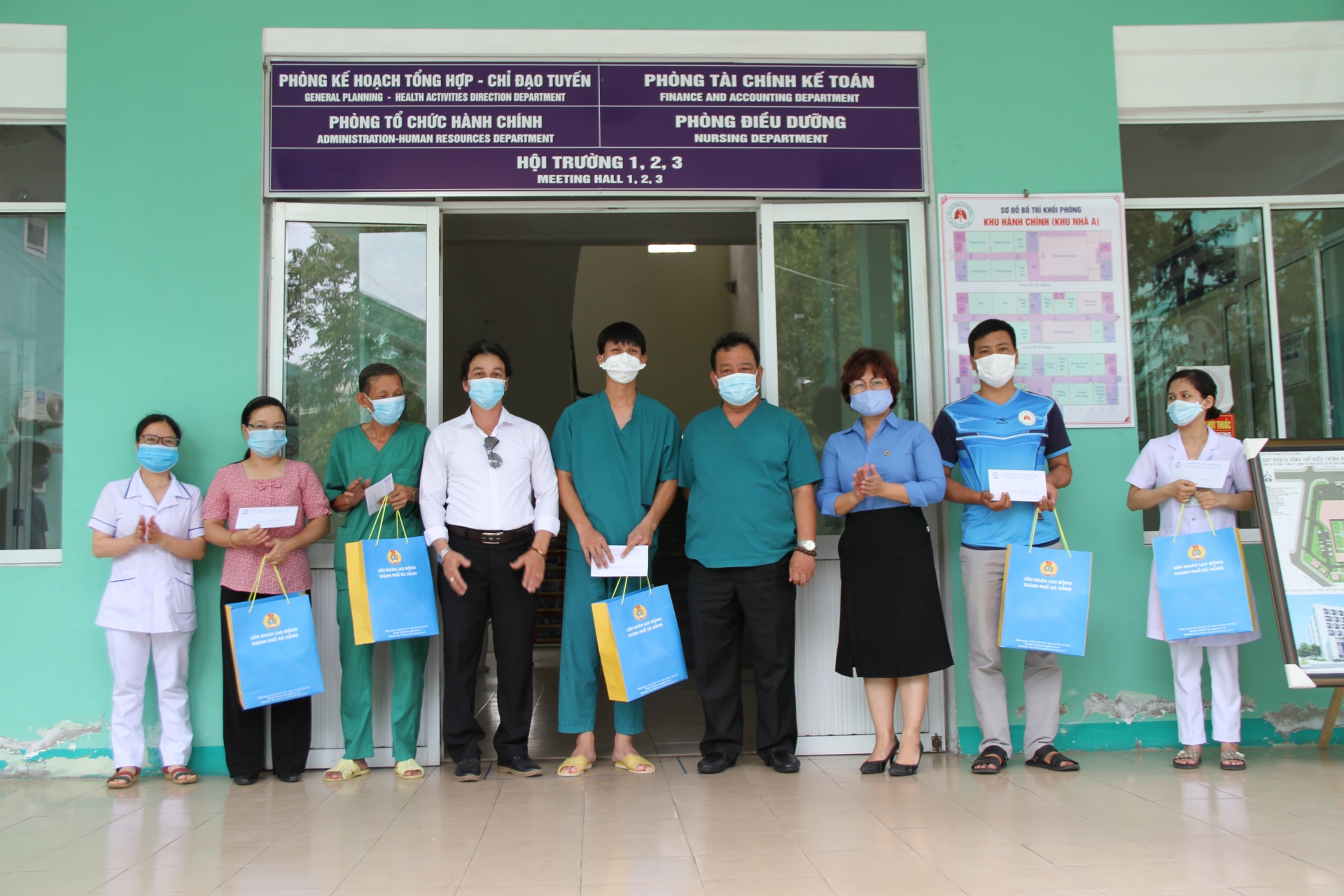 LĐLĐ Đà Nẵng: Tặng quà LĐLĐ Đà Nẵng: Tặng quà