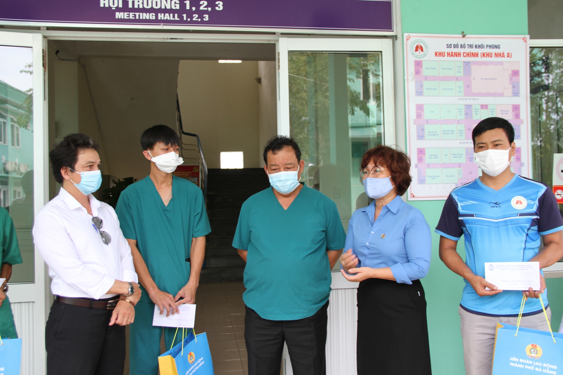 LĐLĐ Đà Nẵng: Tặng quà LĐLĐ Đà Nẵng: Tặng quà