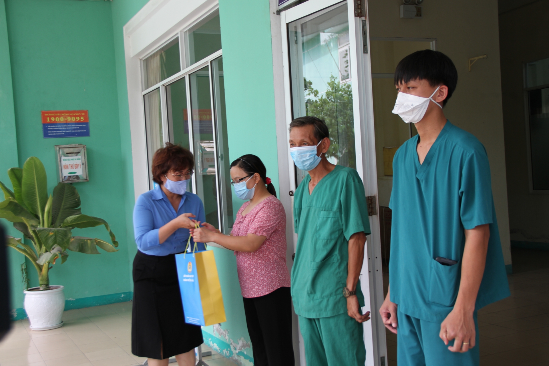 LĐLĐ Đà Nẵng: Tặng quà LĐLĐ Đà Nẵng: Tặng quà