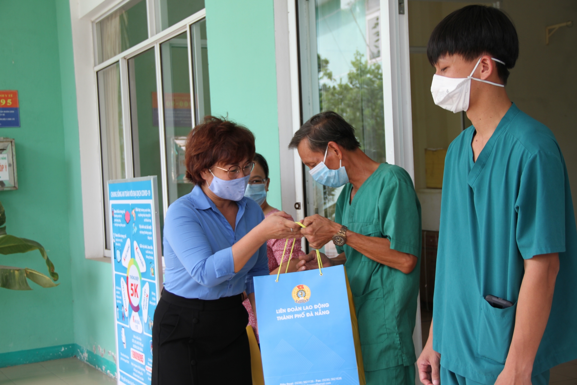 LĐLĐ Đà Nẵng: Tặng quà LĐLĐ Đà Nẵng: Tặng quà