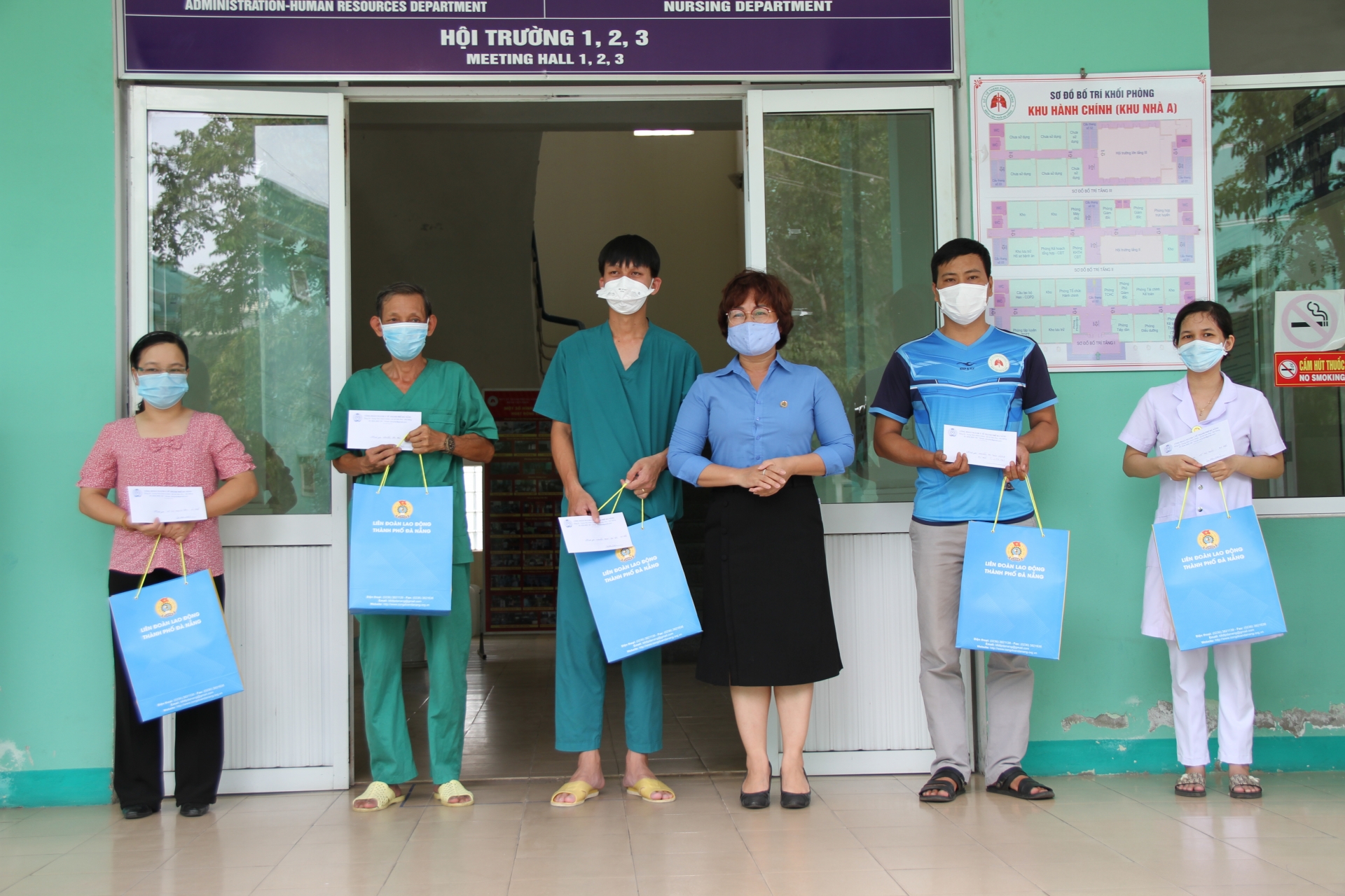 LĐLĐ Đà Nẵng: Tặng quà LĐLĐ Đà Nẵng: Tặng quà