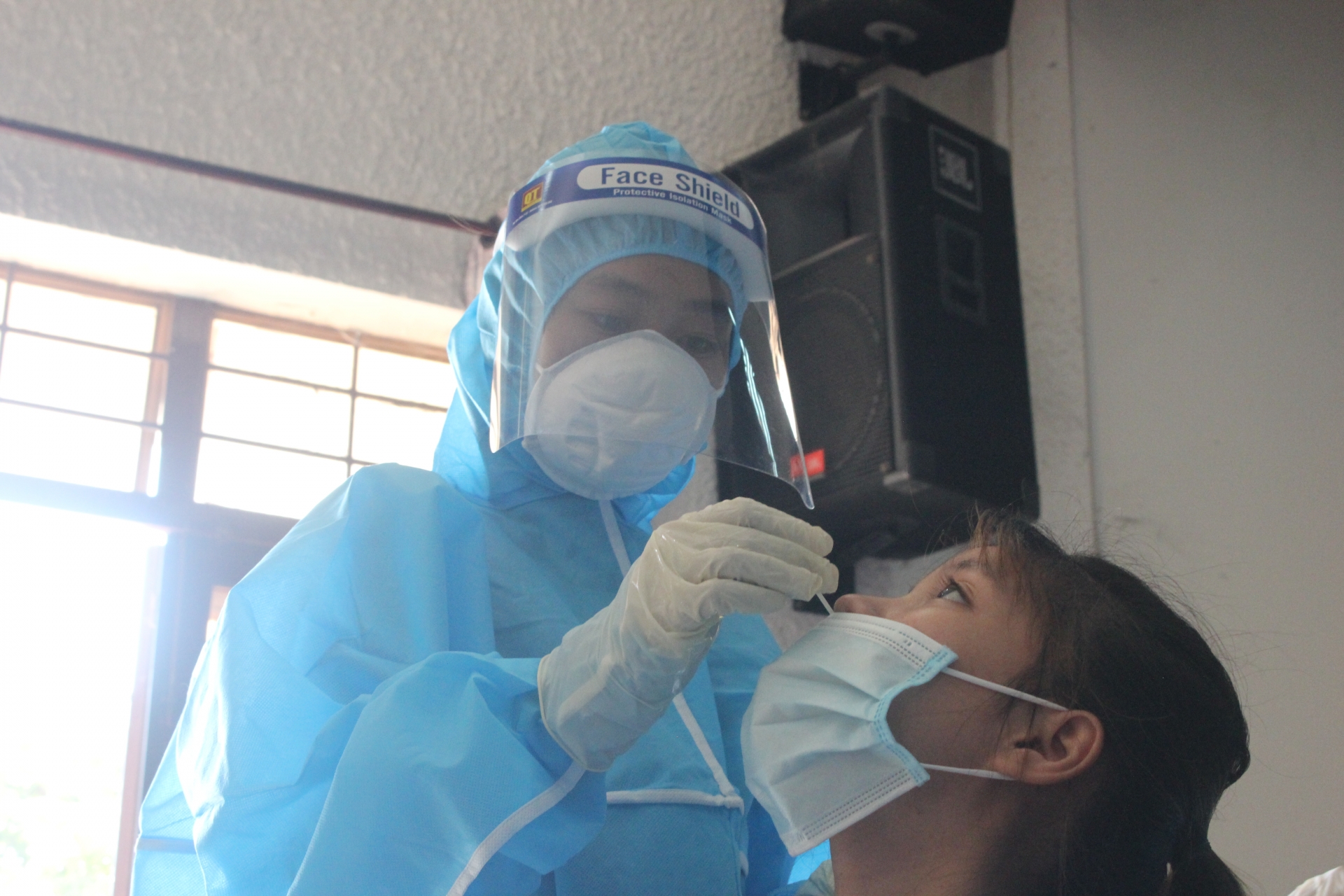 Mối nguy hại từ việc mua bán thuốc điều trị Covid-19 trôi nổi tại các khu công nghiệp Mối nguy hại từ việc mua bán thuốc điều trị Covid-19 trôi nổi tại các khu công nghiệp