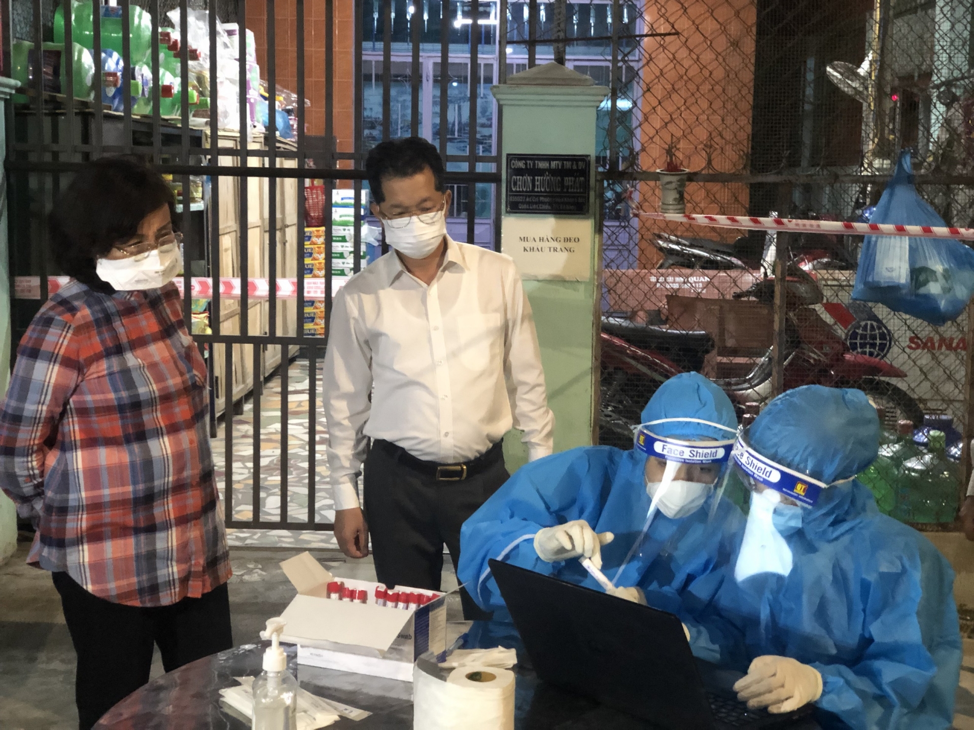 Công nhân trong khu giãn cách đồng lòng chống dịch Công nhân trong khu giãn cách đồng lòng chống dịch