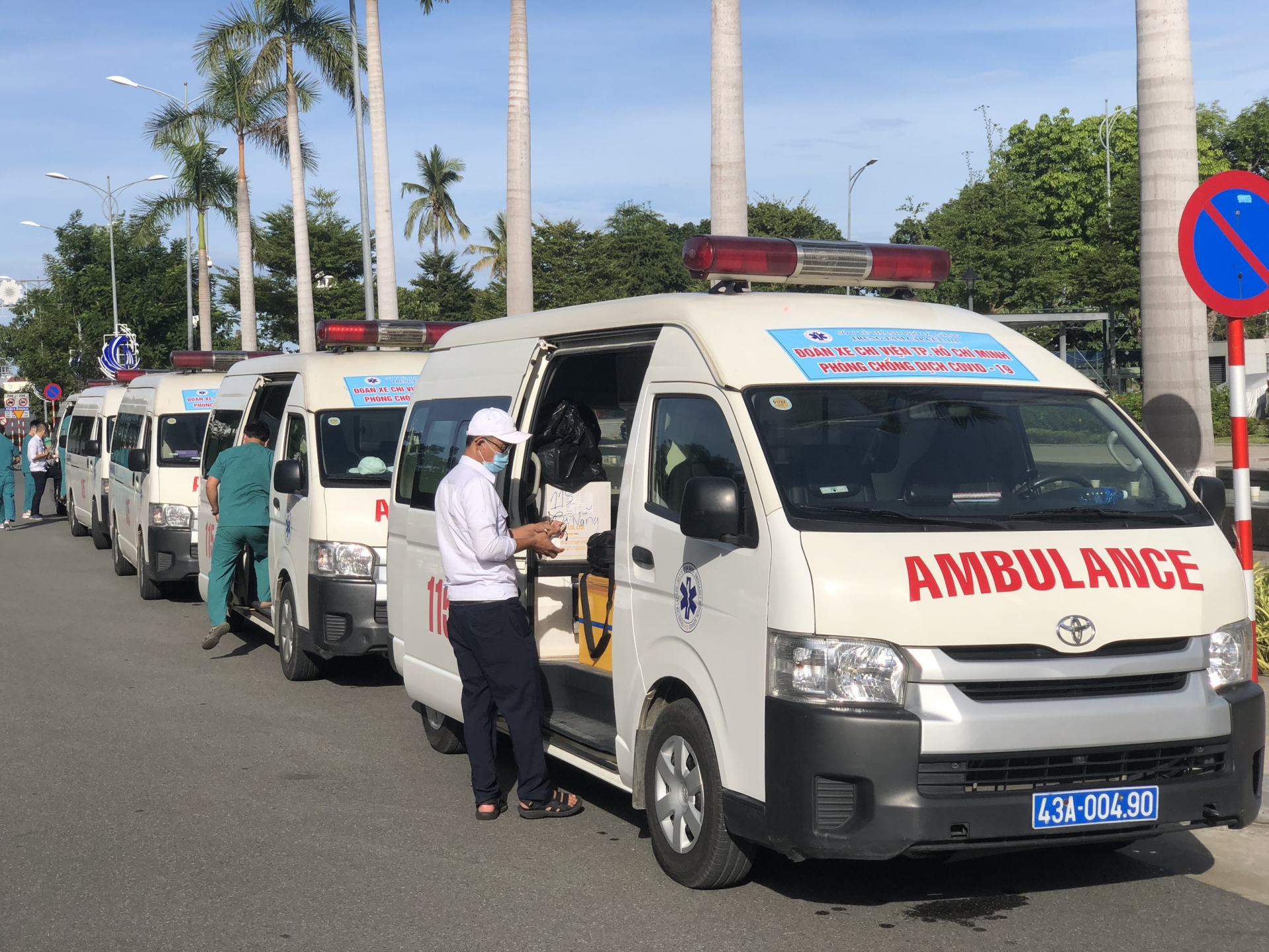 Đà Nẵng: Đoàn cán bộ y, bác sỹ và 5 xe cấp cứu của Đà Nẵng chi viện cho TP. HCM Đà Nẵng: Đoàn cán bộ y, bác sỹ và 5 xe cấp cứu của Đà Nẵng chi viện cho TP. HCM