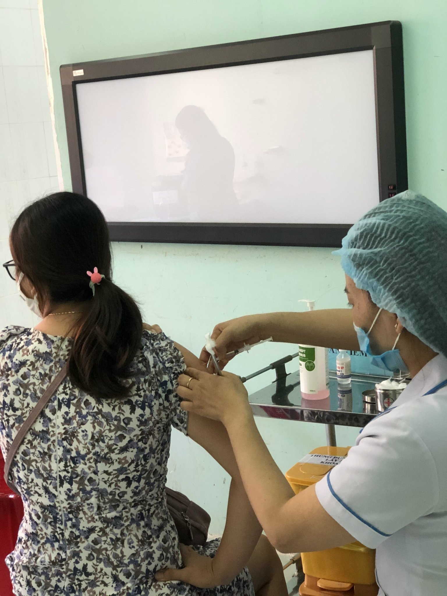 Công nhân Công ty Nhôm Đăk Nông – TKV yên tâm vì được tiêm vắc xin