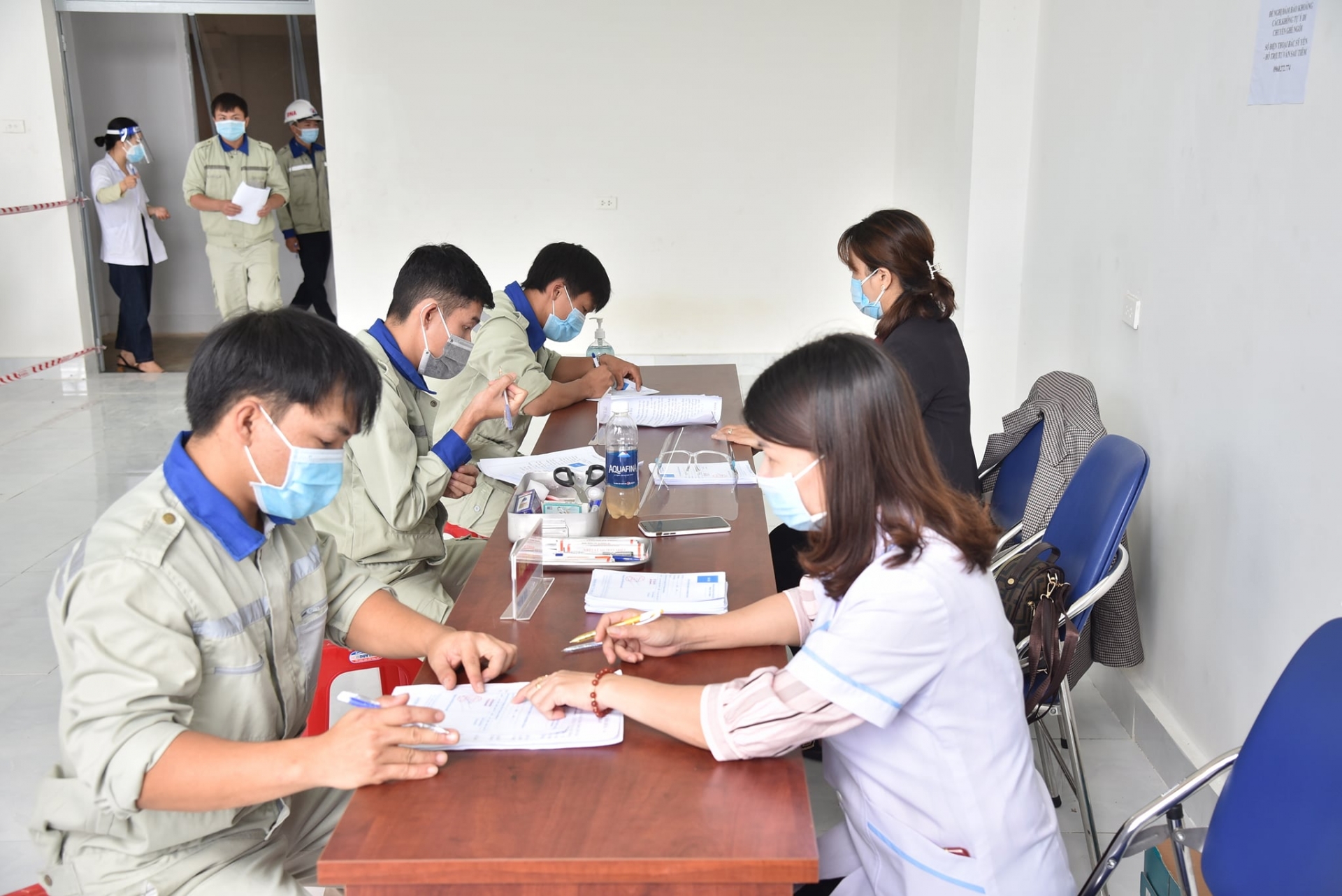 Công nhân Công ty Nhôm Đăk Nông – TKV yên tâm vì được tiêm vắc xin