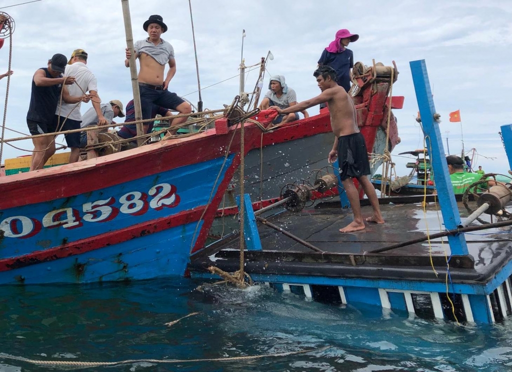 Trục vớt thành công tàu cá bị chìm khi đang neo đậu truc vot thanh cong tau ca bi chim khi dang neo dau