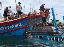 42 ngu dan lenh denh tren bien vi tau ca bi hong may