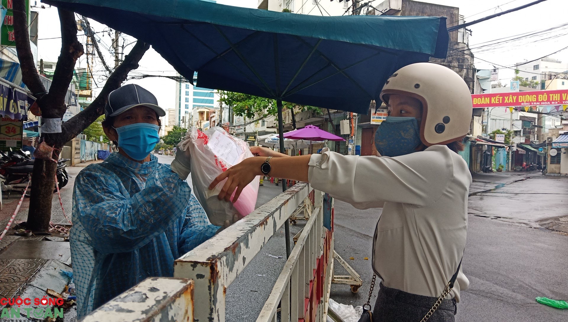 Những "người vận chuyển" dễ thương trong khu cách ly tại Đà Nẵng