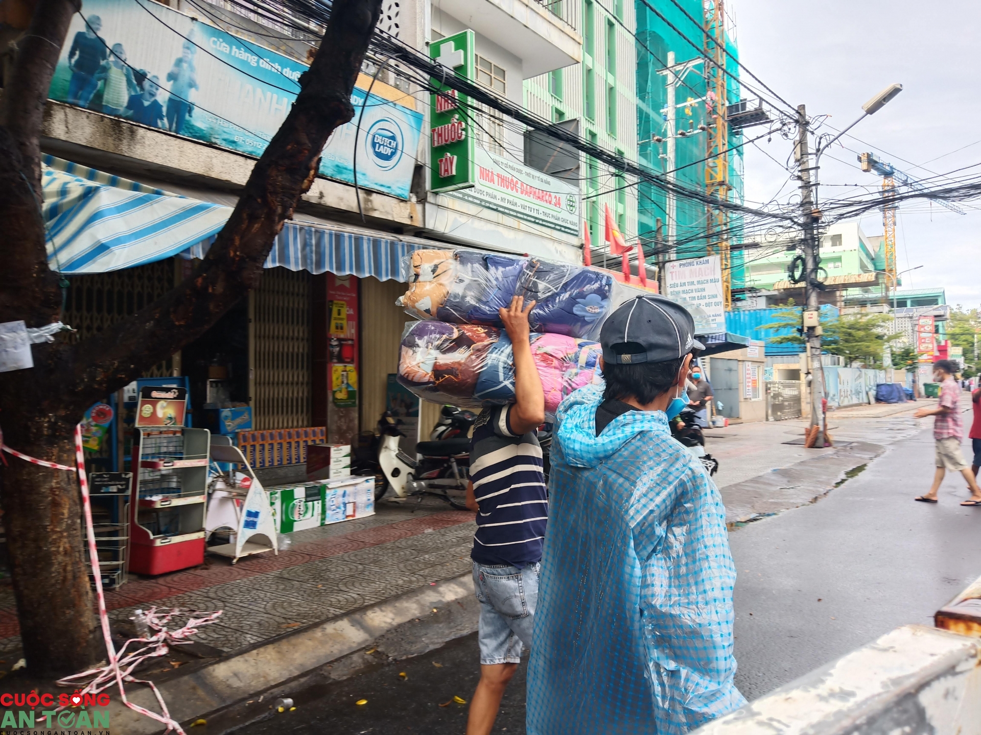 Những "người vận chuyển" dễ thương trong khu cách ly tại Đà Nẵng nhung nguoi van chuyen de thuong trong khu cach ly tai da nang
