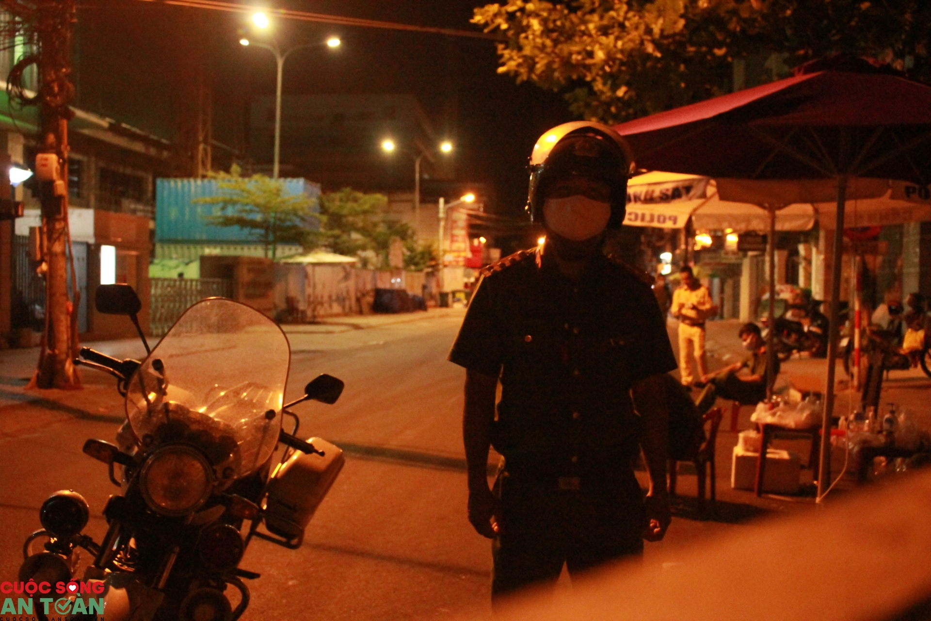 Những chiến sĩ trắng đêm nơi chốt chặn nhung chien si trang dem noi chot chan