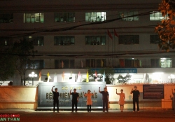 Những hình ảnh đặc biệt trong giây phút dỡ cách ly Bệnh viện C Đà Nẵng