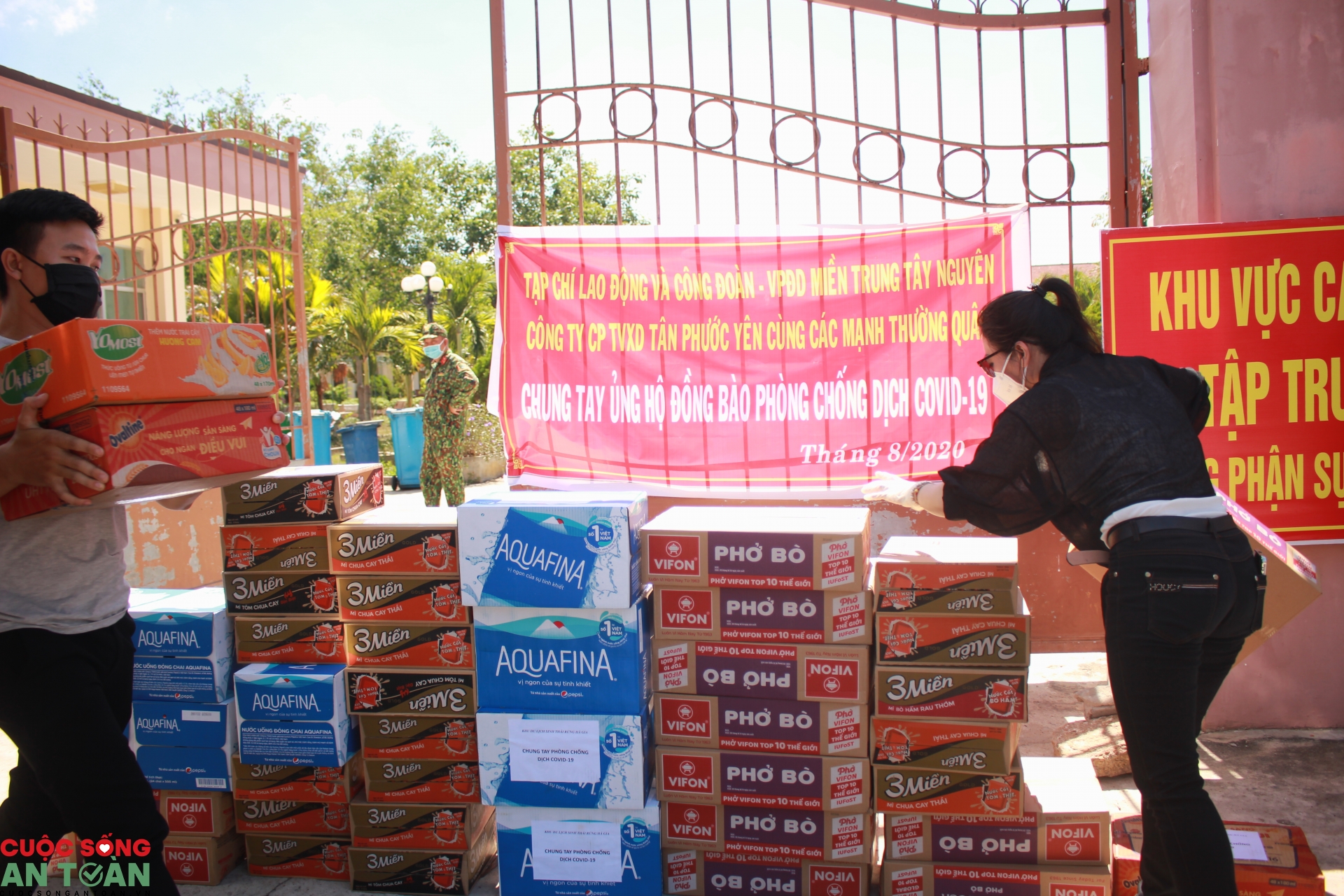 Ấm áp những phần quà trao tặng các khu cách ly phòng chống dịch Covid 19 tại Quảng Nam am ap nhung phan qua trao tang cac khu cach ly phong chong dich covid 19 tai quang nam