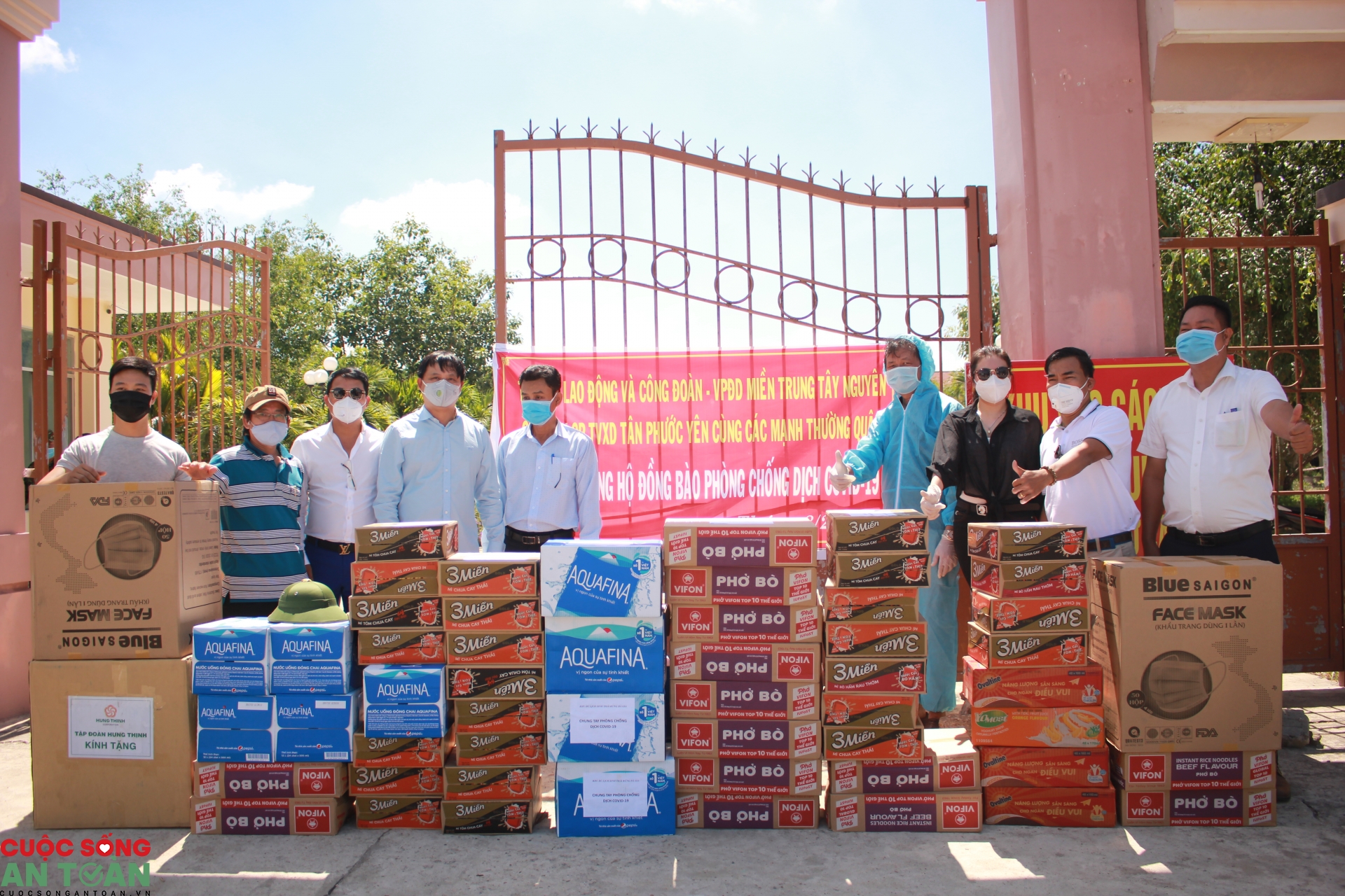 Ấm áp những phần quà trao tặng các khu cách ly phòng chống dịch Covid 19 tại Quảng Nam am ap nhung phan qua trao tang cac khu cach ly phong chong dich covid 19 tai quang nam