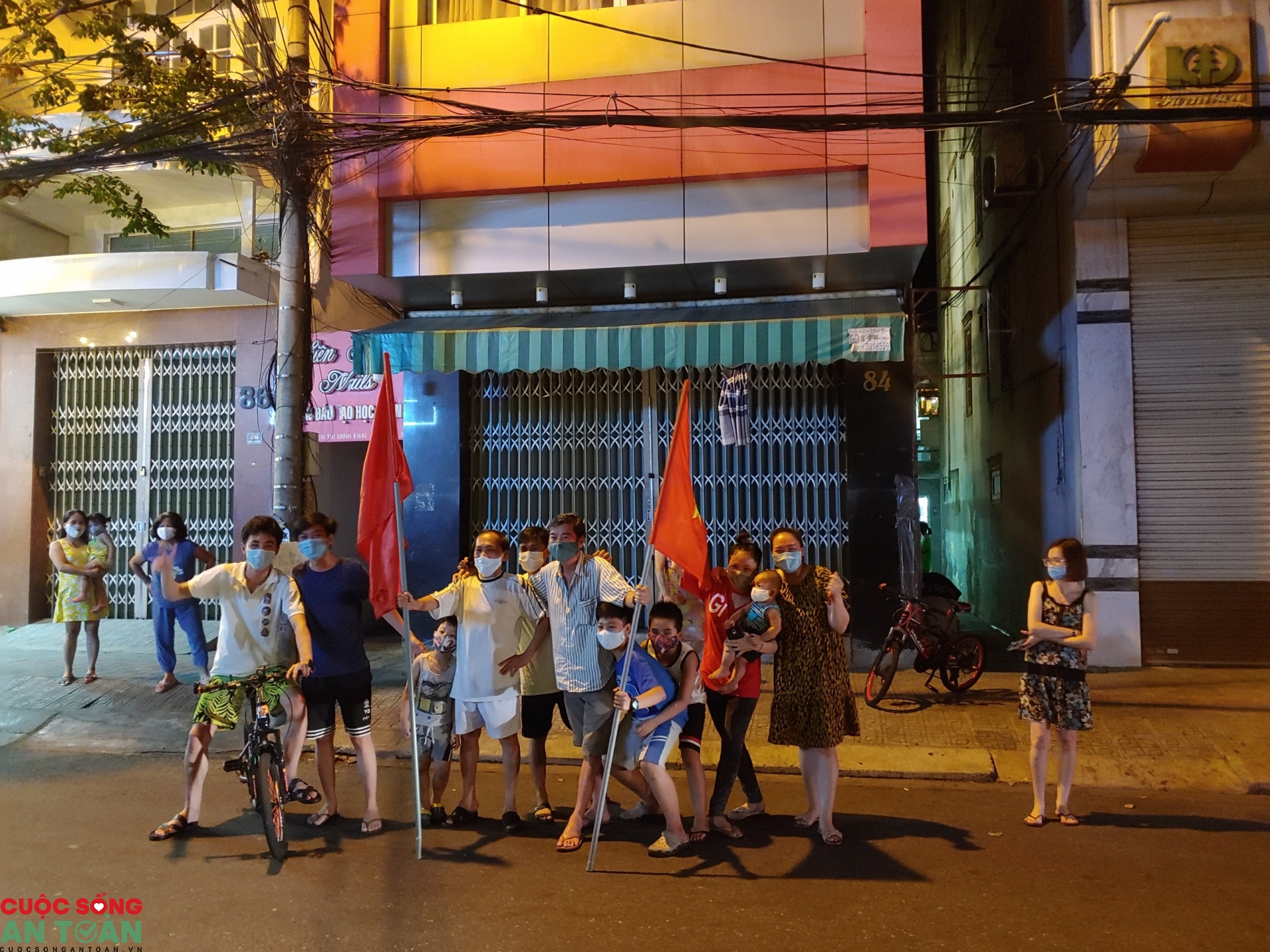 nguoi dan va cac y bac si trong khu phong toa vo oa trong giay phut do cach ly