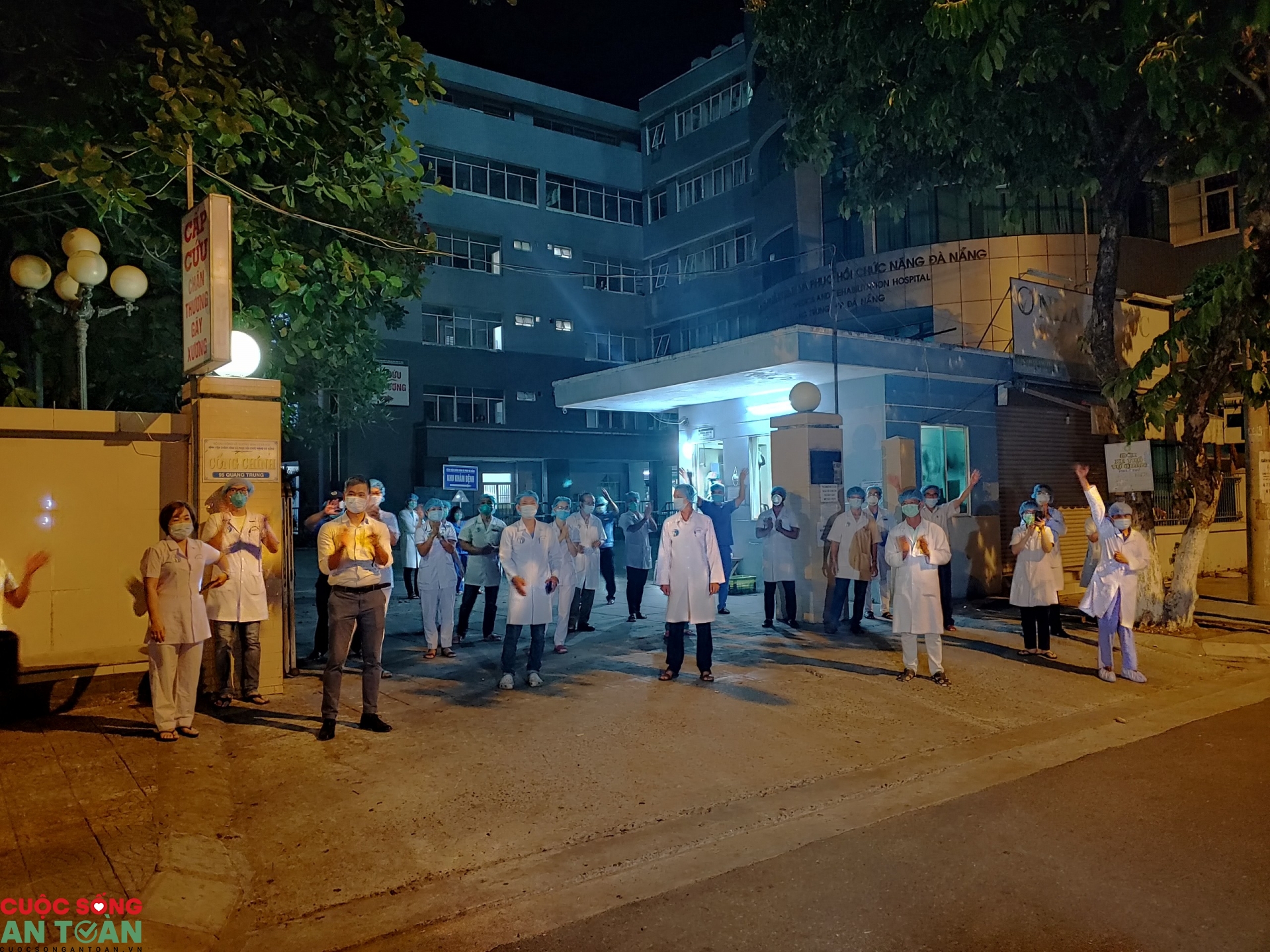 nguoi dan va cac y bac si trong khu phong toa vo oa trong giay phut do cach ly