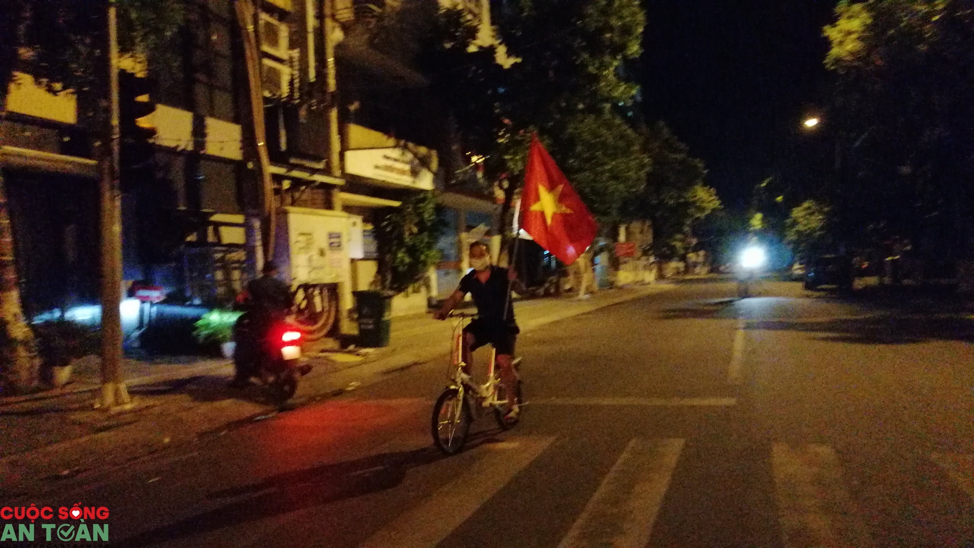 nguoi dan va cac y bac si trong khu phong toa vo oa trong giay phut do cach ly