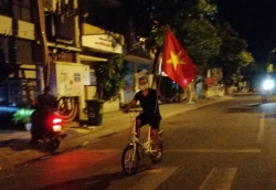 Các y bác sĩ và người dân trong khu phong tỏa vỡ oà hạnh phúc trong giây phút dỡ cách ly