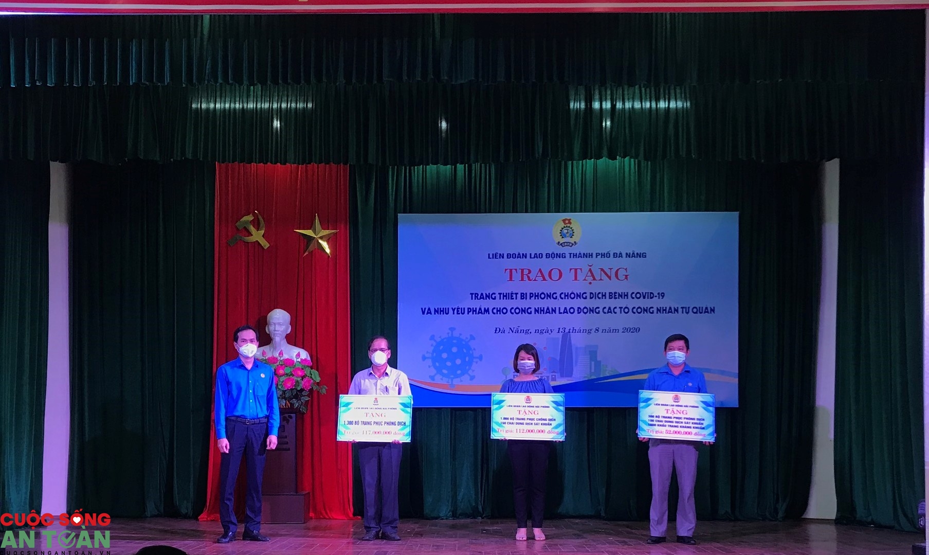 LĐLĐ TP Đà Nẵng: Nhiều hoạt động thiết thực đồng hành cùng người lao động mùa dịch 5430 trao tuong trung